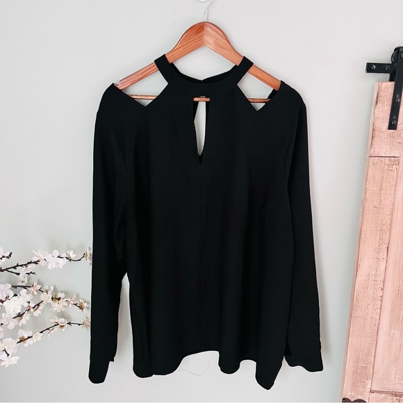 Lane Bryant Tops - Lane Bryant Keyhole Cold Shoulder Top Size 24